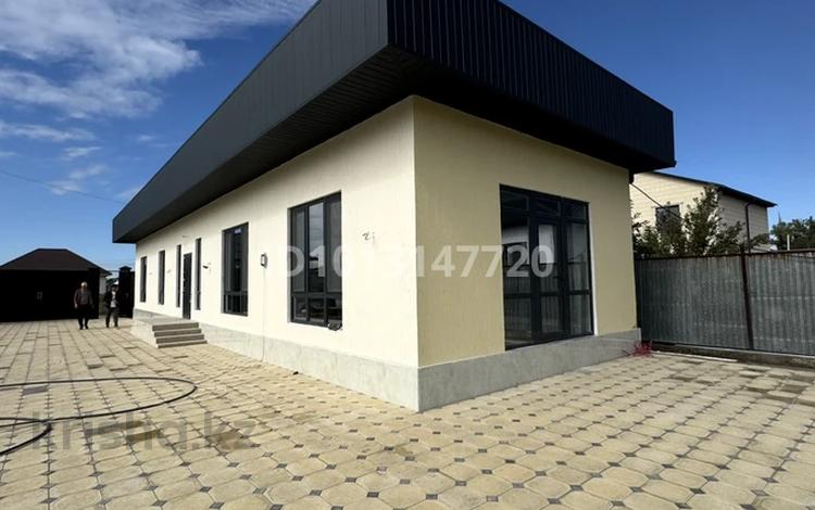 Отдельный дом · 4 комнаты · 140 м² · 4 сот., Есіл — Хайтек үйді для себя ең жақсы мариалдардвн соқтық. 2024 жылы құрылыс бастап, 8 айда аяқтадық. Барлық заты талғаммен, үздік сапамен таңдалды. Ворота бар, қоршалған. Мейірімді көршілер. Ташкентская көшесі тиіп тұр. Жолдың арғы бетінде — үлкен заправка. Тыныш және барлық жаққа жақын район. Эстетиканы жақсы көретін, комфортта өмір сүргісі келетіндер хабарласайық. Асығыс жоқ, для себя соққан үйдің қадірін білетін талғамы биік адамға бұйырсын. за 50 млн ₸ в Каскелене — фото 2