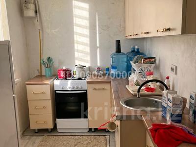 4-комнатная квартира · 70 м² · 3/3 этаж, Бергалиева 43 — Сзади 3 пол за 13 млн 〒 в Атырау, мкр Привокзальный-5