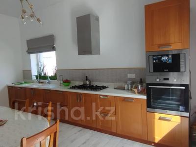 Отдельный дом · 5 комнат · 280 м², Улица Кенесары хана 19 за 1 млн 〒 в 