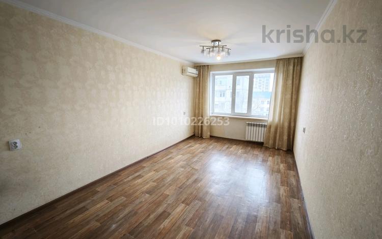 2-бөлмелі пәтер · 54.8 м² · 4/5 қабат, мкр 8, Алии Молдагуловой 45/1, бағасы: 17.5 млн 〒 в Актобе — фото 2