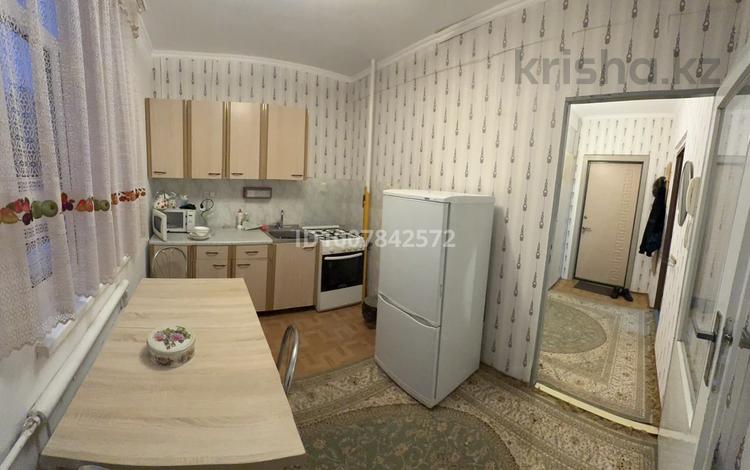 1-комнатная квартира · 40 м² · 3/9 этаж, 5 мкр 22 за 120 000 ₸ в Аксае — фото 2