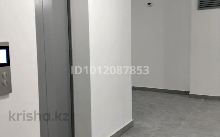 2-комнатная квартира · 61.2 м² · 9/12 этаж, ул. Шафика Чокина за 35 млн ₸ в Астане, Есильский р-н — фото 2