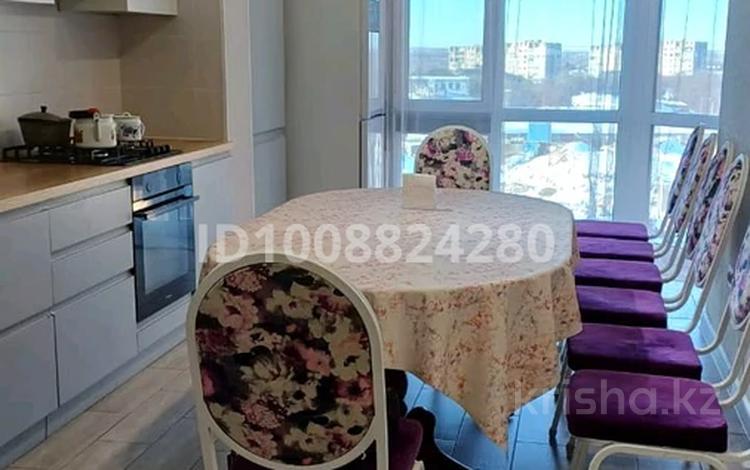 2-бөлмелі пәтер · 73 м² · 8/9 қабат, Вокзальная 4, бағасы: 38 млн ₸ в Уральске — фото 3