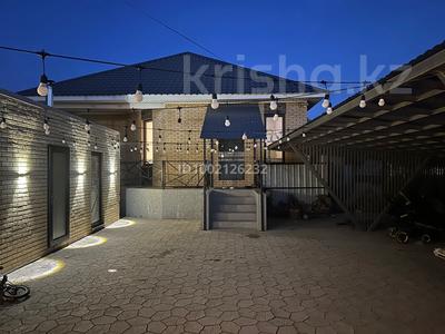 Отдельный дом · 4 комнаты · 240 м² · 4.7 сот., Жаксыгулова 8 за 57 млн 〒 в Уральске
