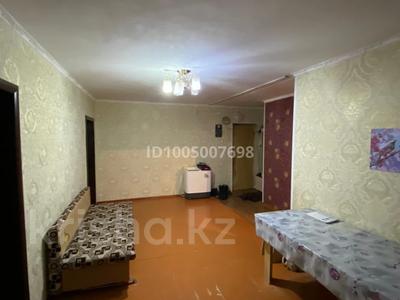 2-комнатная квартира · 43 м² · 3/5 этаж, Майкудук, 12й микрорайон 6 за 9 млн ₸ в Караганде, Алихана Бокейханова р-н