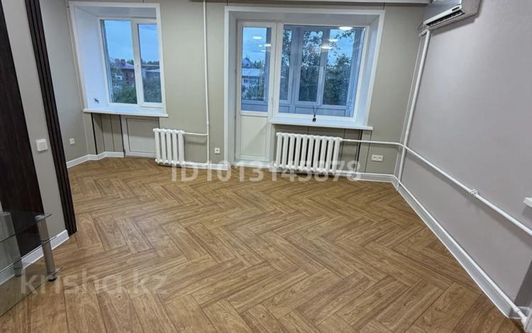 1-комнатная квартира · 32 м² · 5/5 этаж, проспект Назарбаева 1 за 13.3 млн ₸ в Усть-Каменогорске, Ульбинский — фото 2