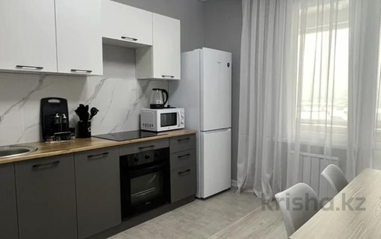 1-комнатная квартира, 45 м², 11/15 этаж помесячно, Райымбека 210