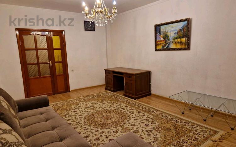 3-бөлмелі пәтер, 90 м², 1/5 қабат ай сайын, мкр Самал-2 91/1, бағасы: 450 000 〒 в Алматы, Медеуский р-н — фото 2