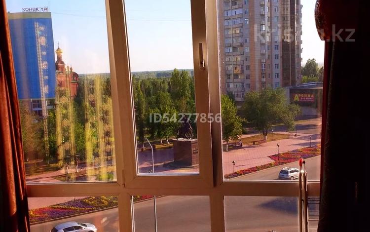 4-бөлмелі пәтер, 90 м², 5/9 қабат ай сайын, Торайгырова 14 — Баян батыра, бағасы: 350 000 〒 в Павлодаре — фото 2