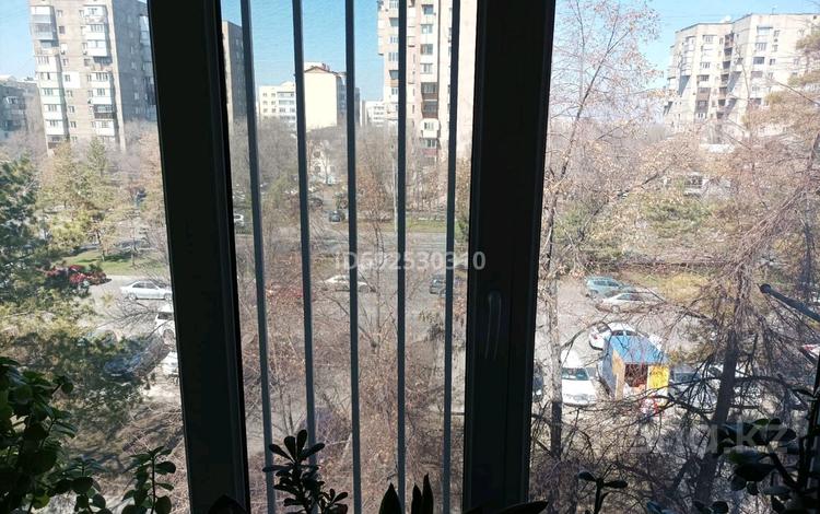 3-комнатная квартира, 65 м², 4/5 этаж, мкр Аксай-3 1 за 35 млн 〒 в Алматы, Ауэзовский р-н — фото 2