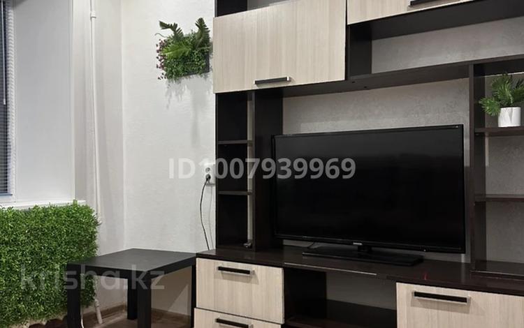 2-бөлмелі пәтер · 42 м² · 1/5 қабат, 50 лет октября 92 — Универсам, бағасы: 140 000 〒 в Рудном — фото 2