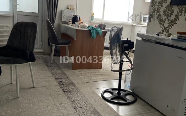 2-бөлмелі пәтер · 44.5 м² · 5/5 қабат, Обменяю 2- ком квартиру на 5- этаже, ремонт есть , ухоженная , на 3- комнатную в центре с доплатой, ниже этажом, 1-5 не предлагать 24 — 2- комнат находится на Гарвшкерлер, бағасы: 12 млн ₸ в Жезказгане — фото 2