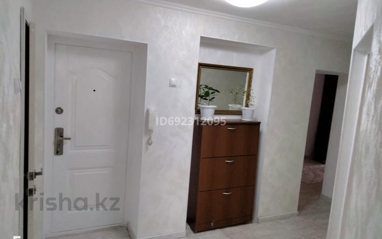 3-бөлмелі пәтер, 72 м², 3/9 қабат, мкр 5 24 — район ДСК , стадион, бағасы: 20 млн 〒 в Актобе, мкр 5 — фото 2