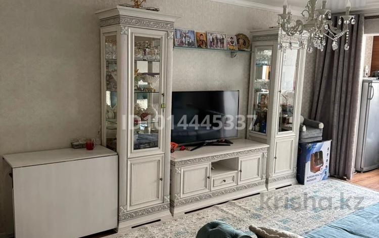 3-комнатная квартира · 63 м² · 1/5 этаж, мкр Аксай-3 1/1 — Толе би - Момыш-улы за 40 млн ₸ в Алматы, Ауэзовский р-н — фото 2
