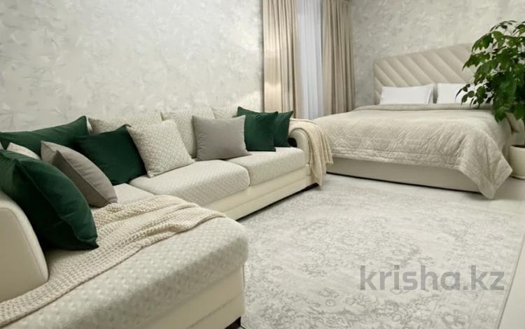 1-комнатная квартира · 33 м² · 3/5 этаж, мкр Новый Город 33а за 1 500 ₸ в Караганде, Казыбек би р-н — фото 2