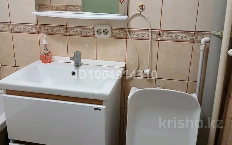 2-комнатная квартира · 46 м² · 3/5 этаж, Майкудук, Майкудук, 15й микрорайон 22 за 10.5 млн ₸ в Караганде, Алихана Бокейханова р-н — фото 2
