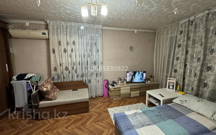 1-комнатная квартира · 30.5 м² · 5/5 этаж, Нуркена Абдирова 54 за 12.5 млн ₸ в Караганде, Казыбек би р-н — фото 2