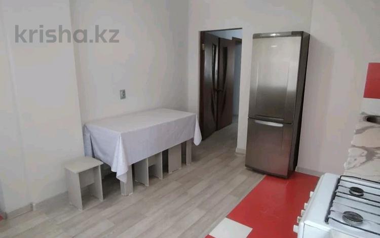 3-комнатная квартира · 80 м² · 3/10 этаж, мкр Аксай-3А 85 за 350 000 ₸ в Алматы, Ауэзовский р-н — фото 2
