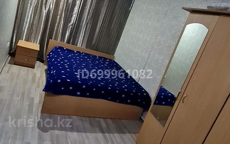 3-комнатная квартира · 49 м² · 2/5 этаж, мкр Новый Город, Нуркена абдирова 6 за 15 000 ₸ в Караганде, Казыбек би р-н — фото 2
