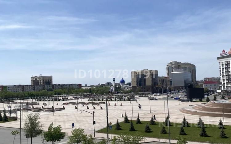 2-комнатная квартира · 73 м² · 4/9 этаж, мкр Сары Арка, Тайманова 58 за 280 000 ₸ в Атырау — фото 2