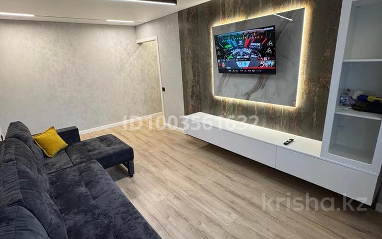2-комнатная квартира · 46 м² · 3/5 этаж, мкр Новый Город, Ержанова за 18 000 ₸ в Караганде, Казыбек би р-н — фото 2
