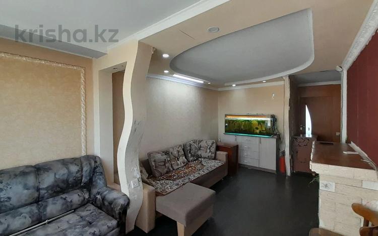 3-комнатная квартира, 62 м², 5/5 этаж, 6 МКР за 10.5 млн 〒 в Темиртау — фото 2