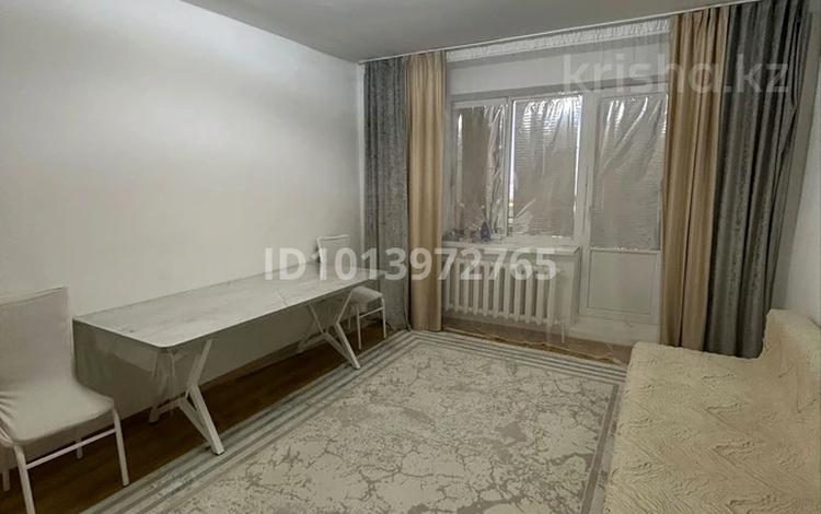 1-комнатная квартира · 54 м² · 8/9 этаж, 10 мкрн 21 дом 20 за 130 000 ₸ в Аксае — фото 2