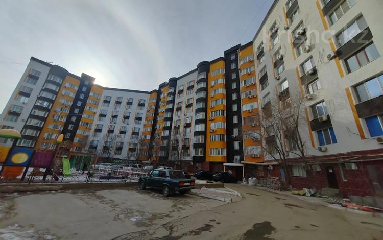 2-комнатная квартира, 80 м², 6/9 этаж, Исатая Тайманова 58 за 37.5 млн 〒 в Атырау — фото 2