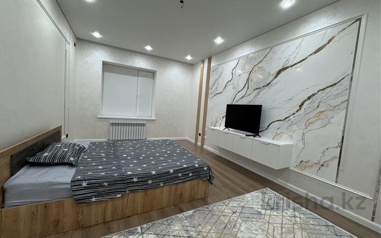 2-бөлмелі пәтер · 60 м² · 1/5 қабат, мкр. Алтын орда, Алтын орда 12 к — Ресторан 1001 тун, баня Батыс, бағасы: 18 000 〒 в Актобе — фото 2
