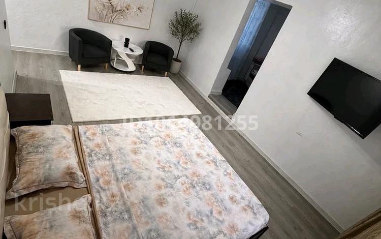 1-комнатная квартира · 44 м² · 2/5 этаж, 8-й микрорайон 57 — Шымкент гостиница за 12 000 ₸ в Туран р-н — фото 2