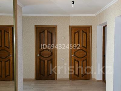 3-комнатная квартира, 80.4 м², 2/5 этаж, Аманжолова 89 за 37 млн 〒 в Уральске