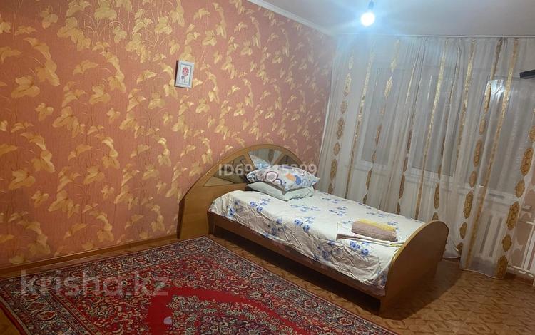 2-бөлмелі пәтер, 62 м², 4/5 қабат тәулік бойы, 3а 7а, бағасы: 10 000 〒 в Атырау, мкр Привокзальный-3А — фото 2