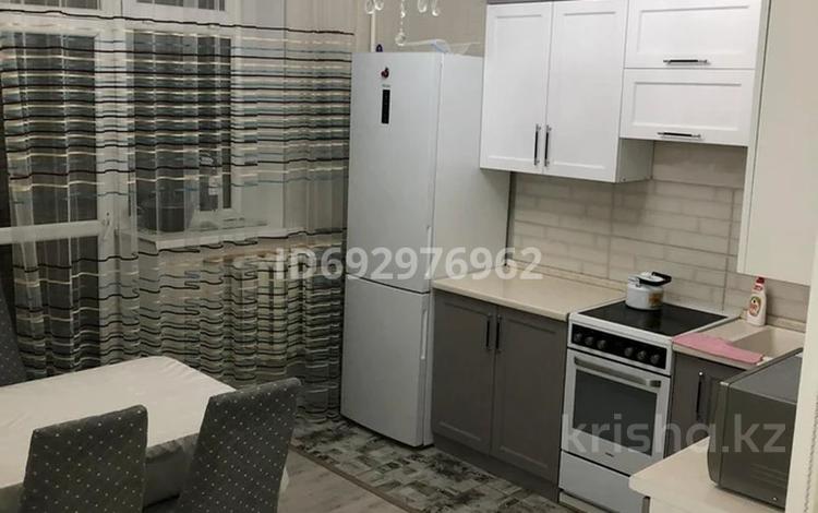 2-комнатная квартира, 70 м², 6/10 этаж помесячно, Кумисбекова 8 — Сейфуллина за 230 000 〒 в Астане, Сарыарка р-н — фото 2