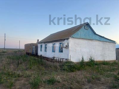 Продажа домов и дачи в Атырауской обл.: Отдельный дом · 3 комнаты · 80 м² · 1000 сот., Акжол 47 за 3.5 млн 〒 Отдельный дом · 3 комнаты · 80 м² · 1000 сот., Акжол 47 за 3.5 млн 〒 в Атырау