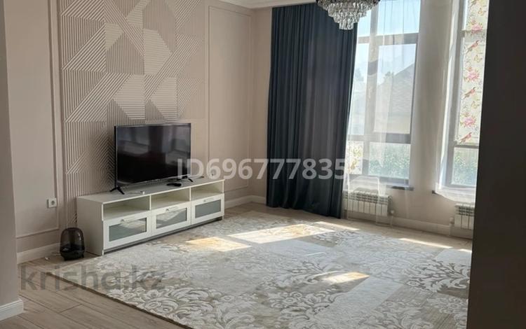 2-комнатная квартира, 90 м², 2/4 этаж помесячно, мкр Ак Шагала, Мухита Калимова 24/2 за 300 000 〒 в Атырау, мкр Ак Шагала — фото 2