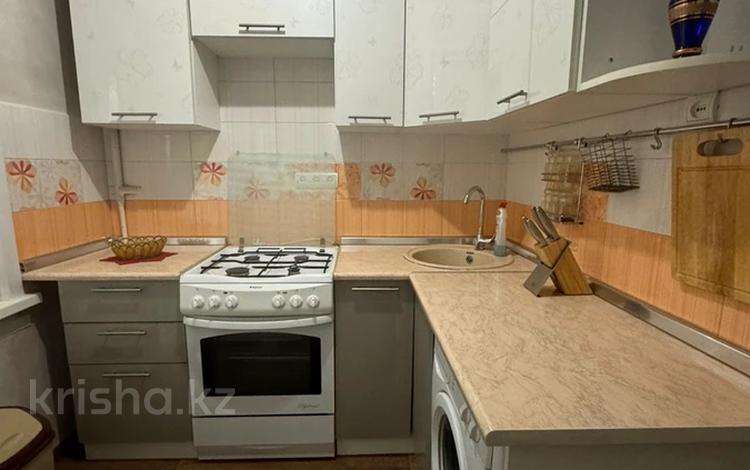 3-комнатная квартира, 60 м², 1/4 этаж помесячно, мкр №3 64 — Абая-Саина