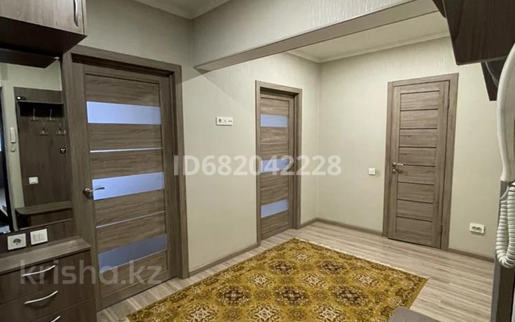 1-комнатная квартира, 56 м² посуточно, мкр Тастак-2 за 12 000 〒 в Алматы, Алмалинский р-н — фото 2