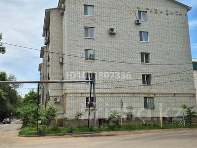 Продажа квартир в Западно-Казахстанской обл.: 3-комнатная квартира · 82 м² · 3/5 этаж, Мухита 121 — Возле ТД Алем Плаза за 33 млн 〒 3-комнатная квартира · 82 м² · 3/5 этаж, Мухита 121 — Возле ТД Алем Плаза за 33 млн 〒 в Уральске, мкр Школьник
