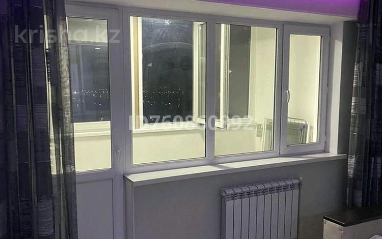 1-комнатная квартира · 43 м² · 10/10 этаж, мкр Аксай-5 25 — Момышулы Маречка за 260 000 ₸ в Алматы, Ауэзовский р-н — фото 2