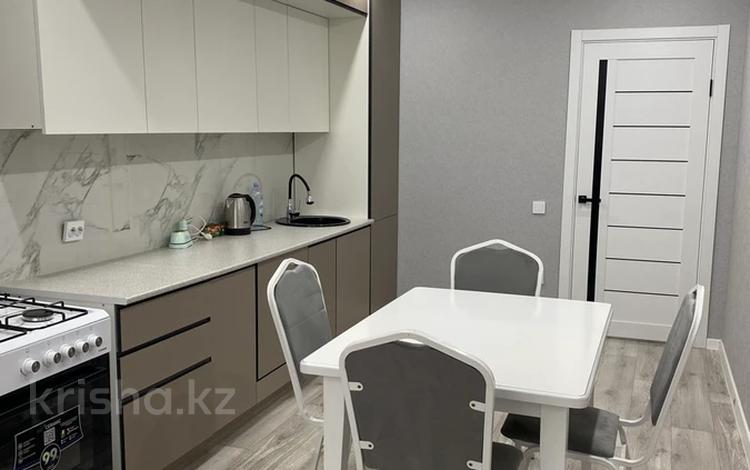 1-комнатная квартира · 60 м² · 4/10 этаж, ул. Самал 86 за 20 000 ₸ в Уральске — фото 2