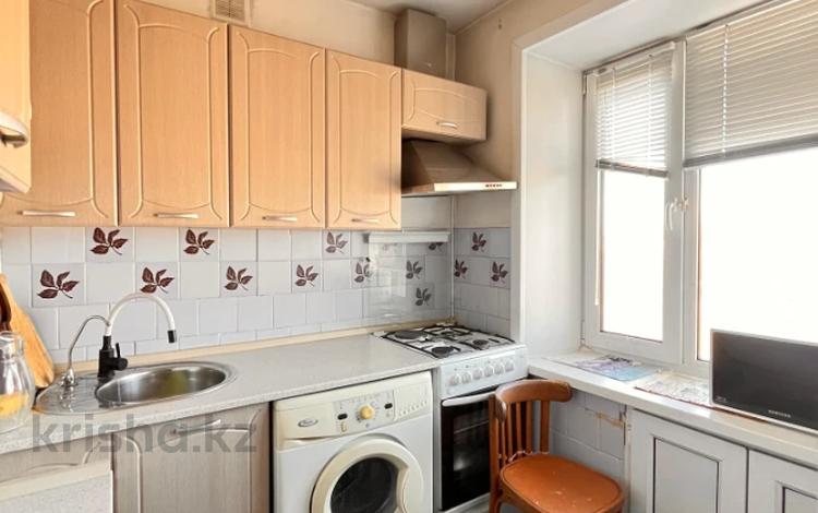 3-комнатная квартира · 63 м² · 5/5 этаж, Пришахтинск, 22й микрорайон 22 за 13 млн ₸ в Караганде, Алихана Бокейханова р-н — фото 2