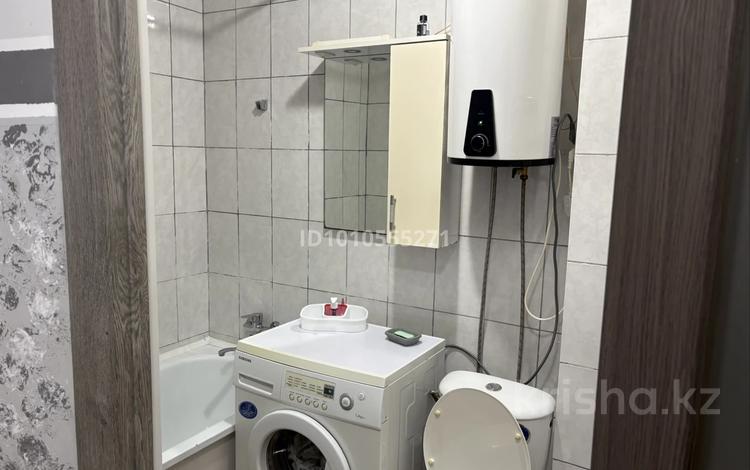 1-комнатная квартира · 33 м² · 2/5 этаж, Майкудук, 14й микрорайон 39 за 1 000 ₸ в Караганде, Алихана Бокейханова р-н — фото 2