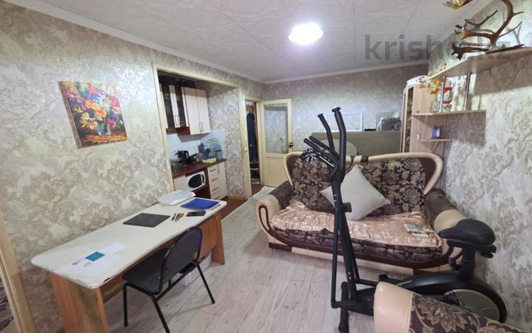 3-комнатная квартира · 55 м² · 3/5 этаж, Пришахтинск, 21й микрорайон за 11.9 млн ₸ в Караганде, Алихана Бокейханова р-н — фото 2
