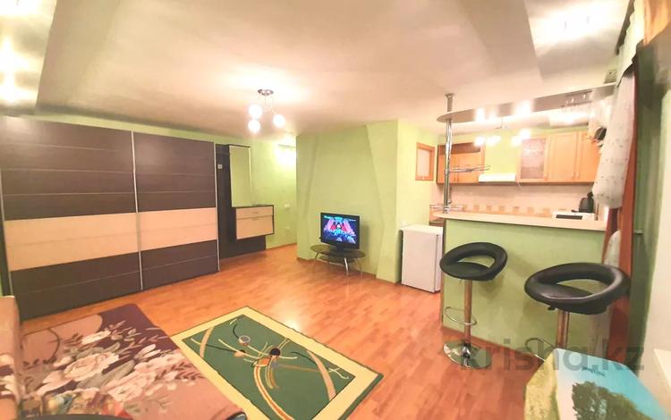 1-комнатная квартира, 36 м², 3/5 этаж посуточно, Ғарышкерлер за 10 000 〒 в Жезказгане — фото 7