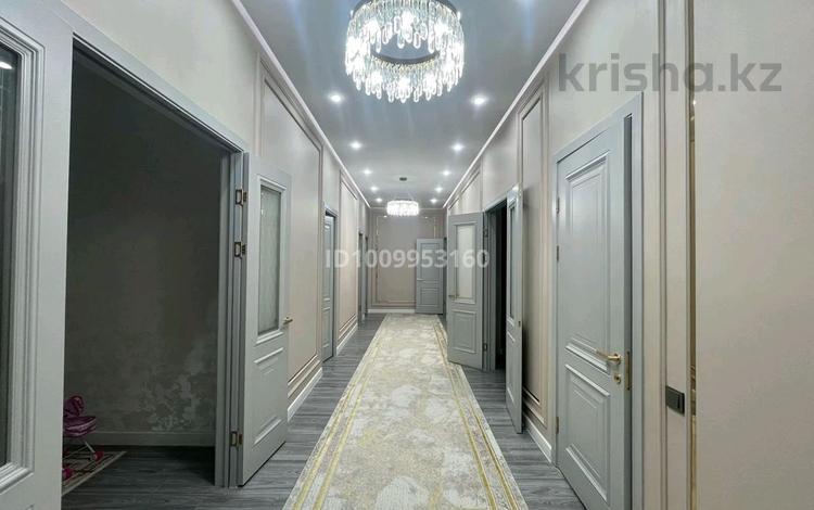 6-бөлмелі пәтер · 220 м² · 9/9 қабат, 16-й мкр 14 — Продается 6 комнатная квартира, евро ремонт 220 мткв, находится в цент, бағасы: 71 млн ₸ в Актау — фото 2