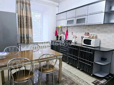 Тәулігіне пәтерлер в Абай обл.: 2-бөлмелі пәтер · 45 м² · 2 қабат, улица Валиханова, бағасы: 20 000 〒 2-бөлмелі пәтер · 45 м² · 2 қабат, улица Валиханова, бағасы: 20 000 〒 в Семее