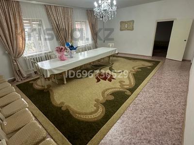 Продажа домов и дачи в Атырауской обл.: Отдельный дом · 4 комнаты · 200 м² · 15 сот., ОразЫбыраев 133 — Алмаз дүкені қасында за 22 млн 〒 Отдельный дом · 4 комнаты · 200 м² · 15 сот., ОразЫбыраев 133 — Алмаз дүкені қасында за 22 млн 〒 в Кульсары