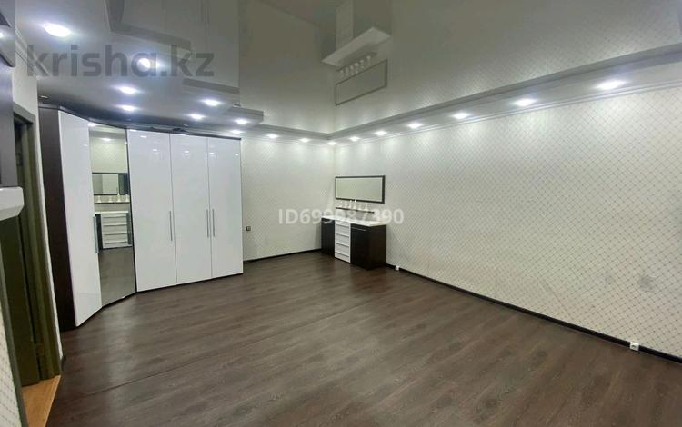 2-комнатная квартира · 74 м² · 5/5 этаж, 29-й мкр, 29-ш/а. — Рядом Мобильный рай, Акмаржан, 28 школа. Сары базар, Олжа, Аккаламол, Метрополис, Аман супермаркет, Дина гипермаркет. 5 этаж. 2 комнатный за 130 000 ₸ в Актау — фото 2