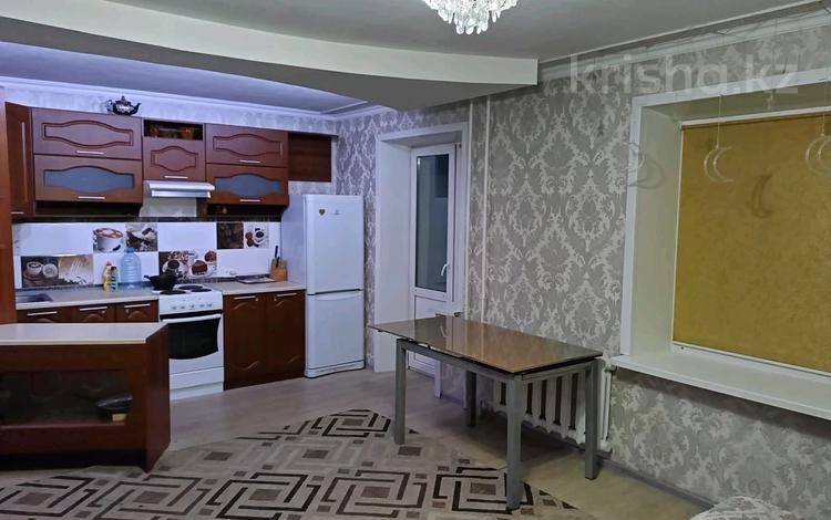3-комнатная квартира, 64 м², 2/9 этаж помесячно, Майры 49 за 160 000 〒 в Павлодаре — фото 2