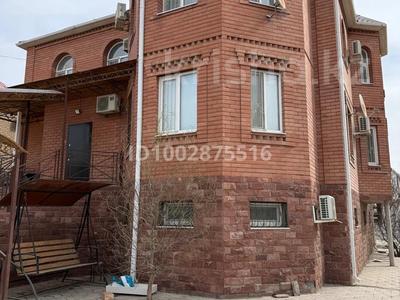 Отдельный дом · 10 комнат · 350 м² · 10 сот., Меденова 3 — Меденова за 120 млн ₸ в Атырау, мкр Авангард-2